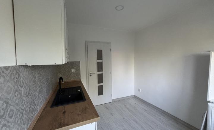 Reality KOMPLEX s.r.o. Vám ponúka EXKLIZÍVNE na predaj kompletne zrekonštruovaný 3-izbový byt s balkónom v obci Zemianska Olča, v okrese Komárno. - fotografia 2