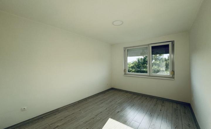 Reality KOMPLEX s.r.o. Vám ponúka EXKLIZÍVNE na predaj kompletne zrekonštruovaný 3-izbový byt s balkónom v obci Zemianska Olča, v okrese Komárno. - fotografia 4