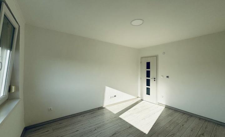 Reality KOMPLEX s.r.o. Vám ponúka EXKLIZÍVNE na predaj kompletne zrekonštruovaný 3-izbový byt s balkónom v obci Zemianska Olča, v okrese Komárno. - fotografia 3
