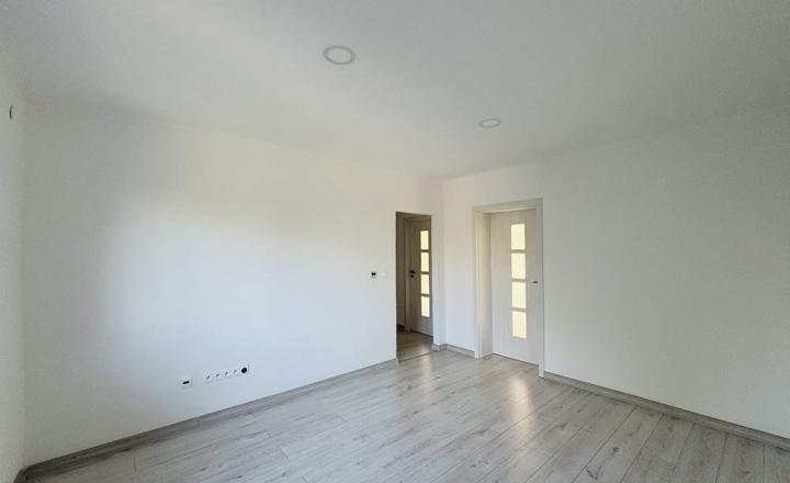 Reality KOMPLEX s.r.o. Vám ponúka EXKLIZÍVNE na predaj kompletne zrekonštruovaný 3-izbový byt s balkónom v obci Zemianska Olča, v okrese Komárno. - fotografia 5