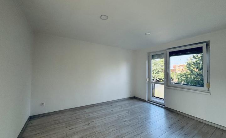 Reality KOMPLEX s.r.o. Vám ponúka EXKLIZÍVNE na predaj kompletne zrekonštruovaný 3-izbový byt s balkónom v obci Zemianska Olča, v okrese Komárno. - fotografia 6