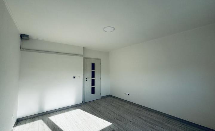 Reality KOMPLEX s.r.o. Vám ponúka EXKLIZÍVNE na predaj kompletne zrekonštruovaný 3-izbový byt s balkónom v obci Zemianska Olča, v okrese Komárno. - fotografia 7