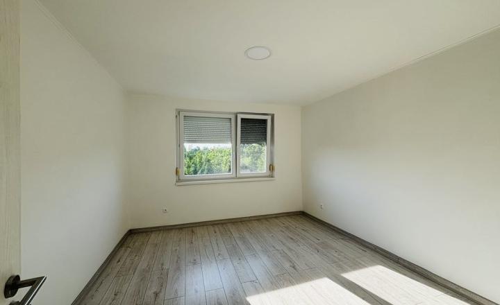Reality KOMPLEX s.r.o. Vám ponúka EXKLIZÍVNE na predaj kompletne zrekonštruovaný 3-izbový byt s balkónom v obci Zemianska Olča, v okrese Komárno. - fotografia 8