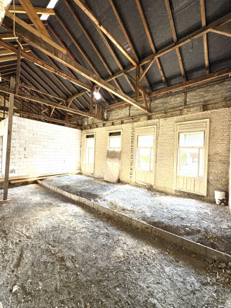 EXKLUZÍVNE IBA U NÁS !!! Reality KOMPLEX s.r.o. vám ponúka na predaj výnimočný dom v srdci historického Komárna – bývanie aj investícia s budúcnosťou !!! - fotografia 2