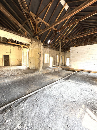 EXKLUZÍVNE IBA U NÁS !!! Reality KOMPLEX s.r.o. vám ponúka na predaj výnimočný dom v srdci historického Komárna – bývanie aj investícia s budúcnosťou !!! - fotografia 3