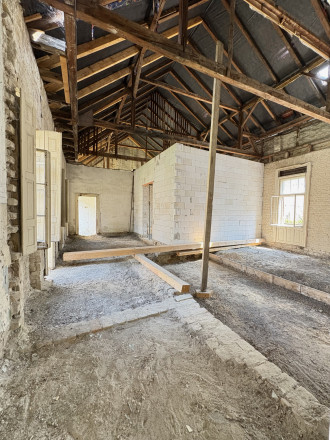 EXKLUZÍVNE IBA U NÁS !!! Reality KOMPLEX s.r.o. vám ponúka na predaj výnimočný dom v srdci historického Komárna – bývanie aj investícia s budúcnosťou !!! - fotografia 4