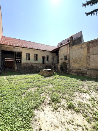 EXKLUZÍVNE IBA U NÁS !!! Reality KOMPLEX s.r.o. vám ponúka na predaj výnimočný dom v srdci historického Komárna – bývanie aj investícia s budúcnosťou !!! - fotografia 5