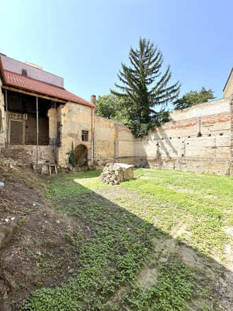 EXKLUZÍVNE IBA U NÁS !!! Reality KOMPLEX s.r.o. vám ponúka na predaj výnimočný dom v srdci historického Komárna – bývanie aj investícia s budúcnosťou !!! - fotografia 6
