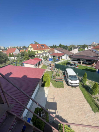Reality KOMPLEX s.r.o. Vám ponúka na predaj priestranný 4-izbový rodinný dom s dvojgarážou, v meste Komárno. - fotografia 3