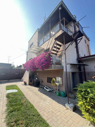 Reality KOMPLEX s.r.o. Vám ponúka na predaj priestranný 4-izbový rodinný dom s dvojgarážou, v meste Komárno. - fotografia 1