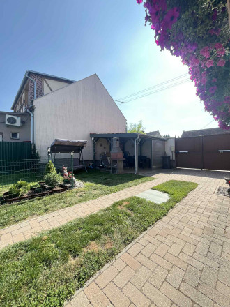 Reality KOMPLEX s.r.o. Vám ponúka na predaj priestranný 4-izbový rodinný dom s dvojgarážou, v meste Komárno. - fotografia 4