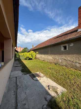 Reality KOMPLEX Vám ponúka EXKLUZÍVNE na predaj rodinný dom, ktorý sa nachádza priamo v centre mesta Veľký Meder. - fotografia 9