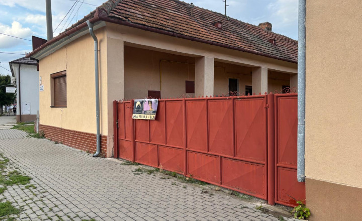 Reality KOMPLEX Vám ponúka EXKLUZÍVNE na predaj rodinný dom, ktorý sa nachádza priamo v centre mesta Veľký Meder.