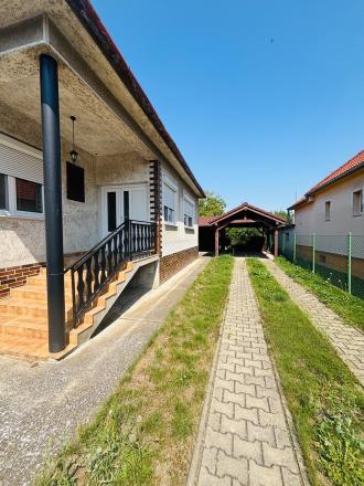 Reality KOMPLEX s.r.o. Vám EXKLUZÍVNE ponúka na predaj rodinný dom v obci Zemianska Olča - fotografia 2