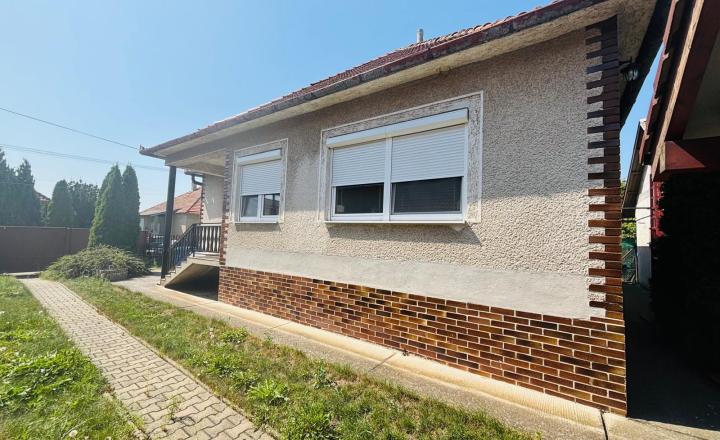 Reality KOMPLEX s.r.o. Vám EXKLUZÍVNE ponúka na predaj rodinný dom v obci Zemianska Olča - fotografia 4