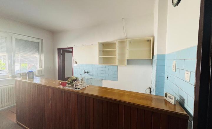Reality KOMPLEX s.r.o. Vám EXKLUZÍVNE ponúka na predaj rodinný dom v obci Zemianska Olča - fotografia 10