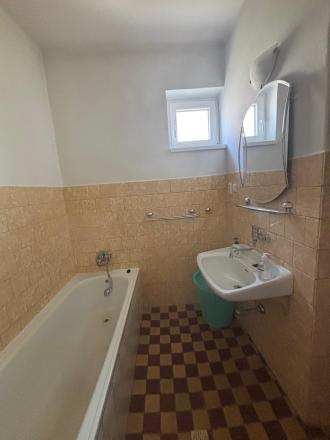 Reality KOMPLEX s.r.o. Vám EXKLUZÍVNE ponúka na predaj rodinný dom v obci Zemianska Olča - fotografia 11
