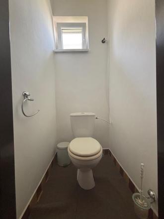 Reality KOMPLEX s.r.o. Vám EXKLUZÍVNE ponúka na predaj rodinný dom v obci Zemianska Olča - fotografia 12
