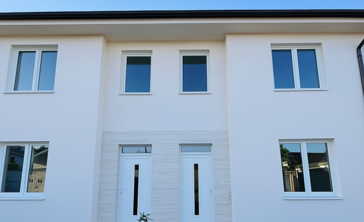 Reality KOMPLEX s.r.o., Vám ponúka na predaj moderný 3-izbový byt s balkónom a vlastnou záhradou v štvorbytovke v Dunajskej Strede