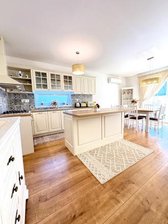 Reality KOMPLEX s.r.o., ponúka na PREDAJ luxusný nadštandardný rodinný dom s relaxačnou záhradou v tichej a obľúbenej lokalite FLORIDA VILLA PARK v meste Dunajská Streda !!! - fotografia 5