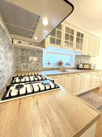 Reality KOMPLEX s.r.o., ponúka na PREDAJ luxusný nadštandardný rodinný dom s relaxačnou záhradou v tichej a obľúbenej lokalite FLORIDA VILLA PARK v meste Dunajská Streda !!! - fotografia 6