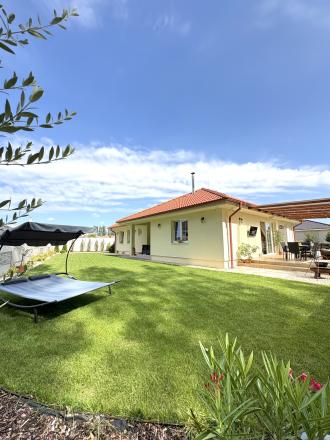 Reality KOMPLEX s.r.o., ponúka na PREDAJ luxusný nadštandardný rodinný dom s relaxačnou záhradou v tichej a obľúbenej lokalite FLORIDA VILLA PARK v meste Dunajská Streda !!!