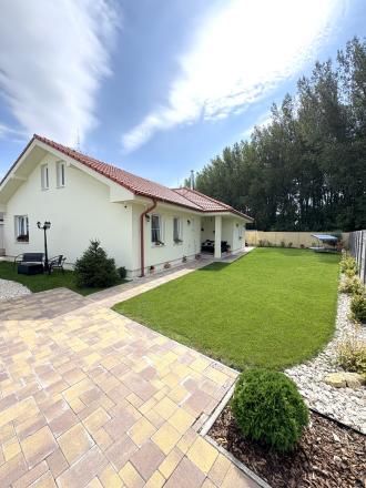 Reality KOMPLEX s.r.o., ponúka na PREDAJ luxusný nadštandardný rodinný dom s relaxačnou záhradou v tichej a obľúbenej lokalite FLORIDA VILLA PARK v meste Dunajská Streda !!! - fotografia 1