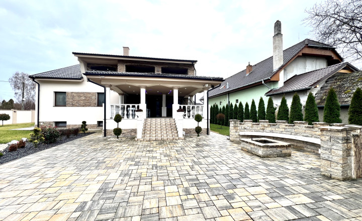 Reality KOMPLEX s.r.o. Vám ponúka na PREDAJ luxusnú vilu v obci Číčov - fotografia 38