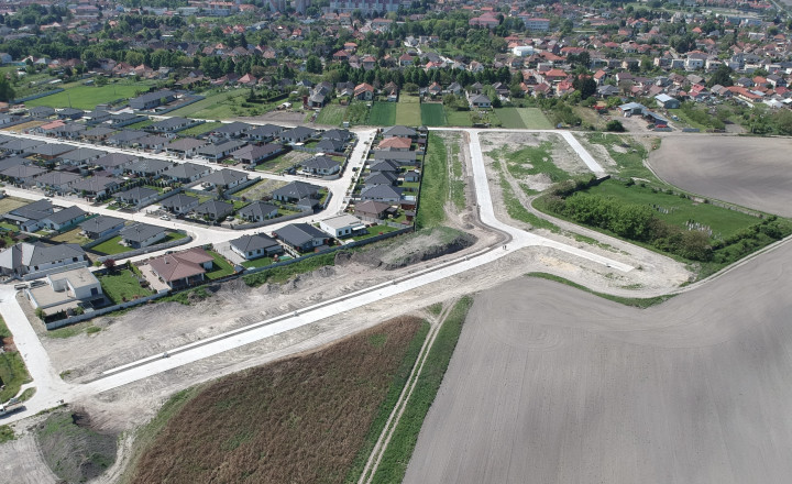 IBA U NÁS! Reality KOMPLEX s.r.o., Vám ponúka na predaj  lukratívne stavebné pozemky vo Veľkom Mederi.