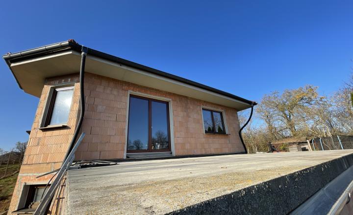 EXKLUZÍVNE Vám ponúkame NA PREDAJ rodinný dom v malebnom prostredí - v obci Pozba - fotografia 8