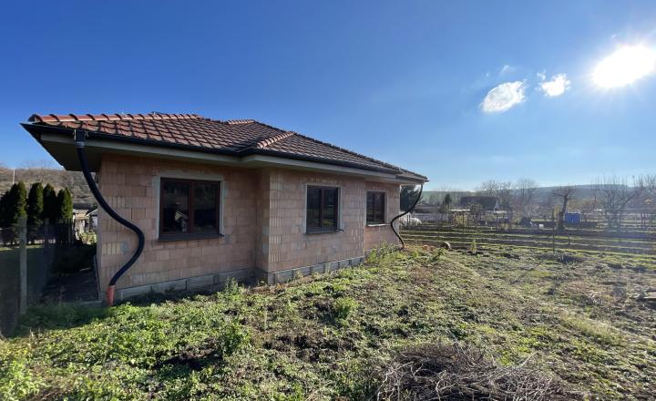 EXKLUZÍVNE Vám ponúkame NA PREDAJ rodinný dom v malebnom prostredí - v obci Pozba - fotografia 9