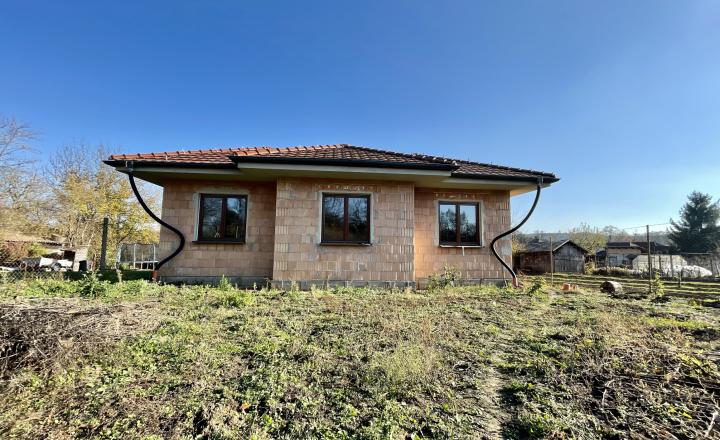 EXKLUZÍVNE Vám ponúkame NA PREDAJ rodinný dom v malebnom prostredí - v obci Pozba - fotografia 1