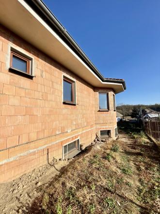 EXKLUZÍVNE Vám ponúkame NA PREDAJ rodinný dom v malebnom prostredí - v obci Pozba - fotografia 10