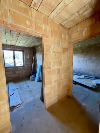 EXKLUZÍVNE Vám ponúkame NA PREDAJ rodinný dom v malebnom prostredí - v obci Pozba - fotografia 19