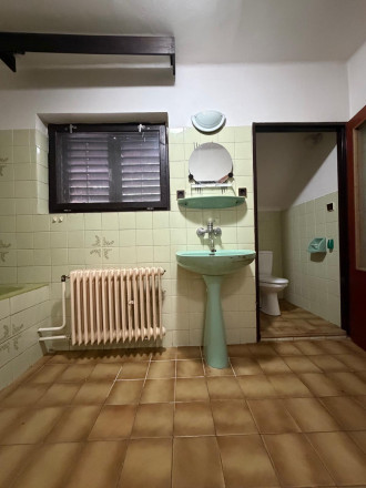 Reality KOMPLEX s.r.o. vám ponúka na predaj priestranný tehlový rodinný dom nachádzajúci sa v obci Zemianska Olča. - fotografia 14