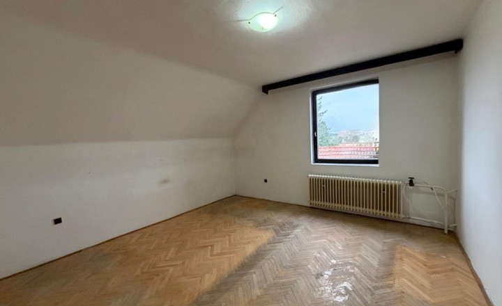 Reality KOMPLEX s.r.o. vám ponúka na predaj priestranný tehlový rodinný dom nachádzajúci sa v obci Zemianska Olča. - fotografia 9