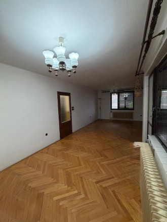 Reality KOMPLEX s.r.o. vám ponúka na predaj priestranný tehlový rodinný dom nachádzajúci sa v obci Zemianska Olča. - fotografia 12