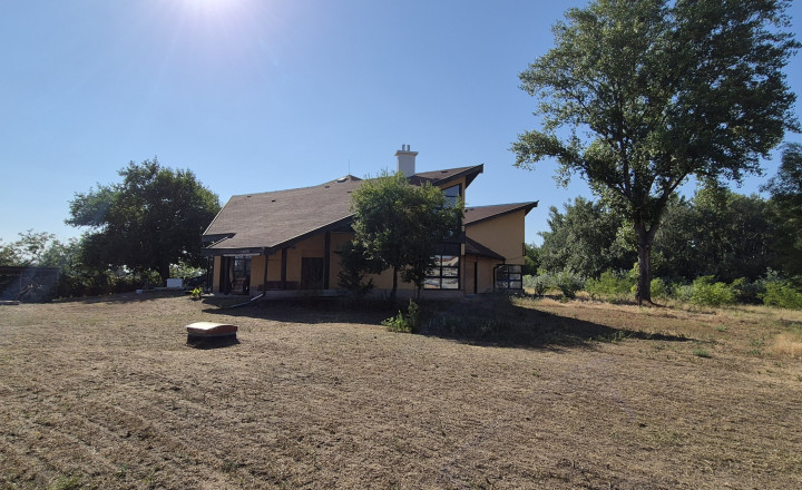 Reality KOMPLEX s.r.o.,Vám  ponúka na predaj nehnuteľnosť s veľkým komerčným potenciálom v obci Chotín, 8 km od okresného mesta Komárno. - fotografia 1
