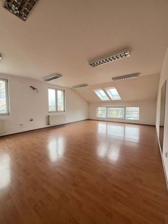 Reality KOMPLEX s.r.o. Vám ponúka do prenájmu  kancelárske priestory v centre Komárna! - fotografia 3