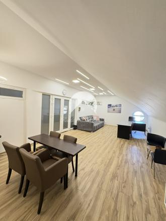 Priestranný a krásne obnovený kancelársky priestor do NÁJMU/ alebo na PREDAJ v centre Komárna!! - fotografia 1