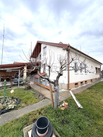 VELKÁ ZĽAVA !!! IBA U NÁS !!! Reality KOMPLEX s.r.o., ponúka na PREDAJ 5 izbový zrekonštruovaný rodinný dom s garážou v tichej časti v Nesvadoch !!! - fotografia 1