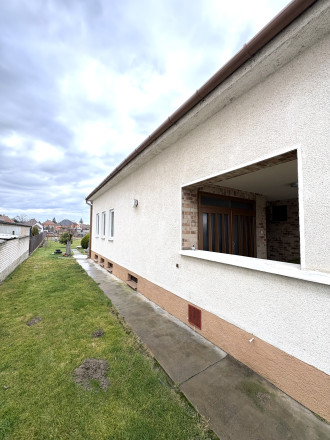 VELKÁ ZĽAVA !!! IBA U NÁS !!! Reality KOMPLEX s.r.o., ponúka na PREDAJ 5 izbový zrekonštruovaný rodinný dom s garážou v tichej časti v Nesvadoch !!! - fotografia 3