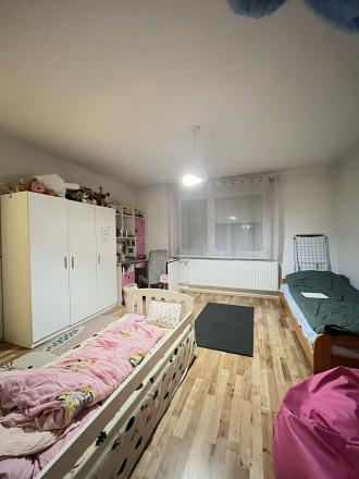 Reality KOMPLEX s.r.o. Vám ponúka na predaj priestranný 3-izbový tehlový byt s balkónom a garážou v obci Moča, v blízkosti Dunaja. - fotografia 8