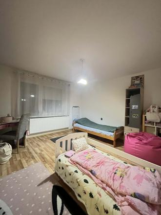 Reality KOMPLEX s.r.o. Vám ponúka na predaj priestranný 3-izbový tehlový byt s balkónom a garážou v obci Moča, v blízkosti Dunaja. - fotografia 7