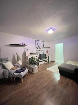Reality KOMPLEX s.r.o. Vám ponúka na predaj priestranný 3-izbový tehlový byt s balkónom a garážou v obci Moča, v blízkosti Dunaja. - fotografia 4