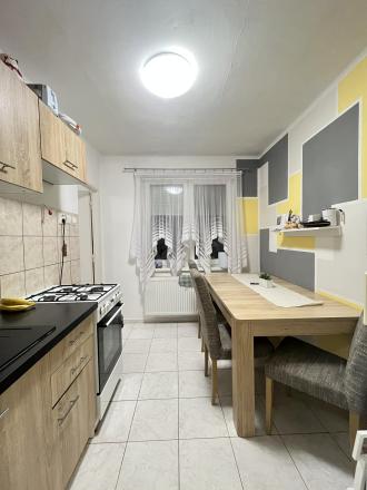 Reality KOMPLEX s.r.o. Vám ponúka na predaj priestranný 3-izbový tehlový byt s balkónom a garážou v obci Moča, v blízkosti Dunaja. - fotografia 9