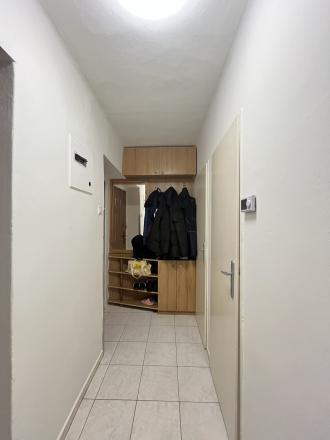 Reality KOMPLEX s.r.o. Vám ponúka na predaj priestranný 3-izbový tehlový byt s balkónom a garážou v obci Moča, v blízkosti Dunaja. - fotografia 1