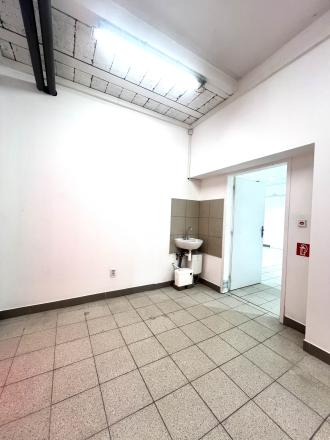 Reality KOMPLEX s.r.o. Vám ponúka do prenájmu obchodno – kancelárske priestory v centre Komárna!! - fotografia 5