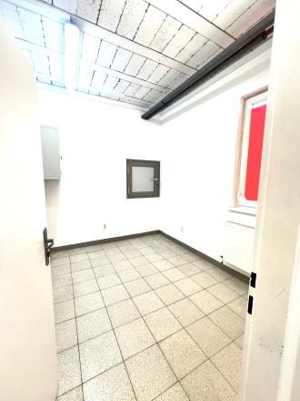 Reality KOMPLEX s.r.o. Vám ponúka do prenájmu obchodno – kancelárske priestory v centre Komárna!! - fotografia 6