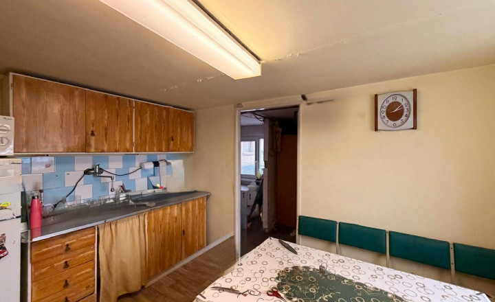 Reality KOMPLEX s.r.o Vám EXKLUZÍVNE ponúka na predaj radovỳ rodinnỳ dom v obci Trávnik. - fotografia 5